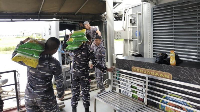  KRI SSA-378 Salurkan Bantuan Logistik untuk Korban Bencana di Lhokseumawe