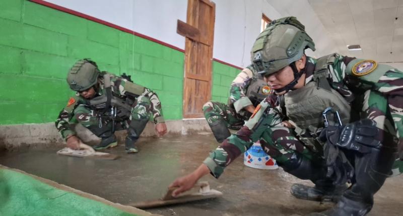 Prajurit Marinir Perkuat Toleransi Natal dengan Renovasi Gereja di Pedalaman Papua