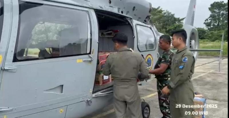  Helikopter TNI AL Tembus Wilayah Terisolir, Warga Aceh Tamiang Terima Bantuan Lewat Udara