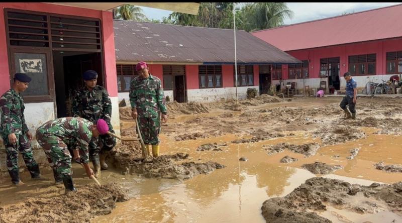 Marinir TNI AL Bersihkan SD Terdampak Bencana di Tapanuli Tengah