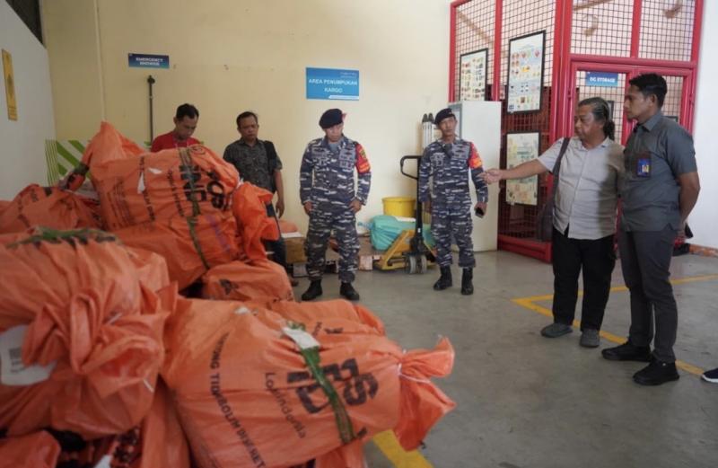  Modus “Mangkuk Plastik” Terbongkar di Juanda, Ribuan Rokok Ilegal Gagal Terbang ke Lombok
