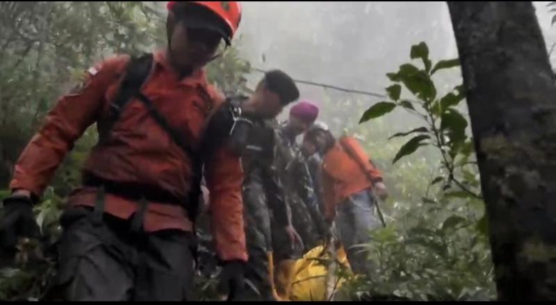  Marinir TNI AL Evakuasi Jenazah Korban Pesawat ATR di Pegunungan Pangkep