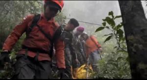  Marinir TNI AL Evakuasi Jenazah Korban Pesawat ATR di Pegunungan Pangkep