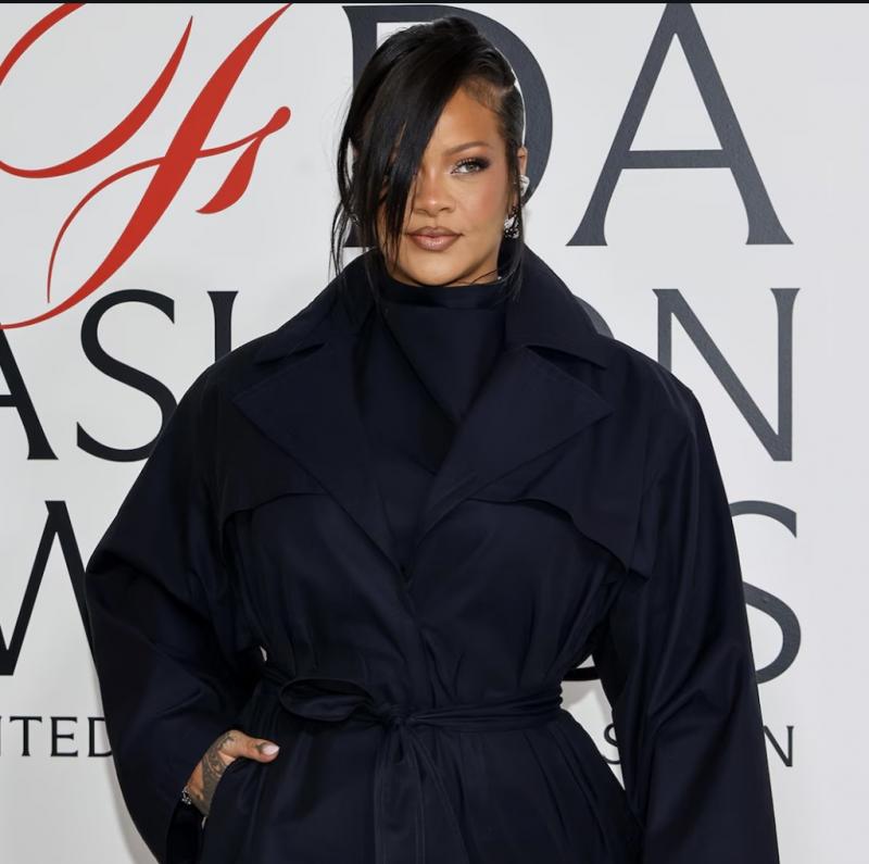 Momen Kocak Rihanna Tertinggal di Pintu Hotel, Sindir Halus Pengawal Jadi Sorotan