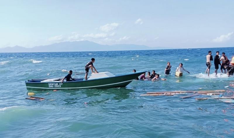  TNI AL dan SAR Gabungan Lakukan Pencarian Korban KM Indriani Tenggelam di Perairan Bibinoi