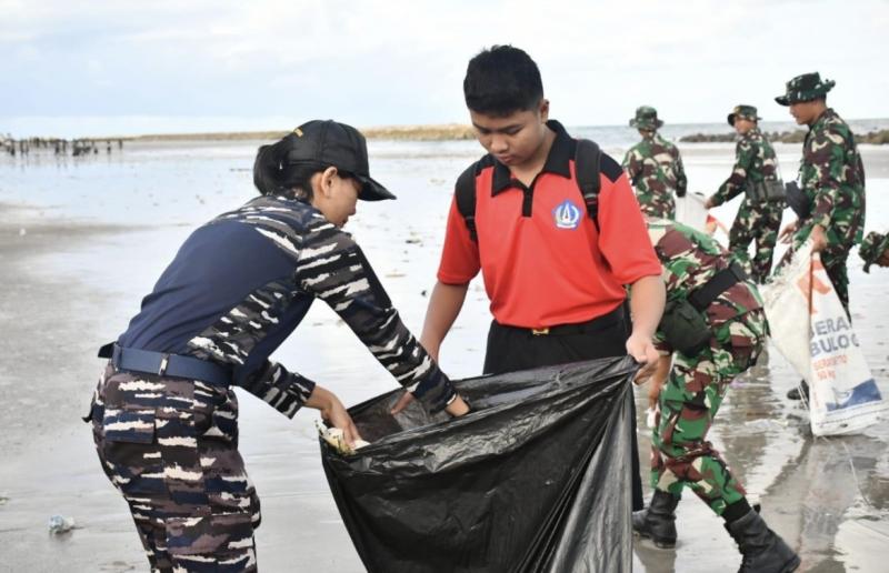 TNI AL Bersama TNI-Polri dan Masyarakat Gelar Aksi Bersih Sampah Laut di Pantai Kuta