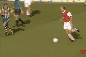 Dennis Bergkamp, Maestro Abadi Arsenal yang Mengubah Sepak Bola Jadi Seni