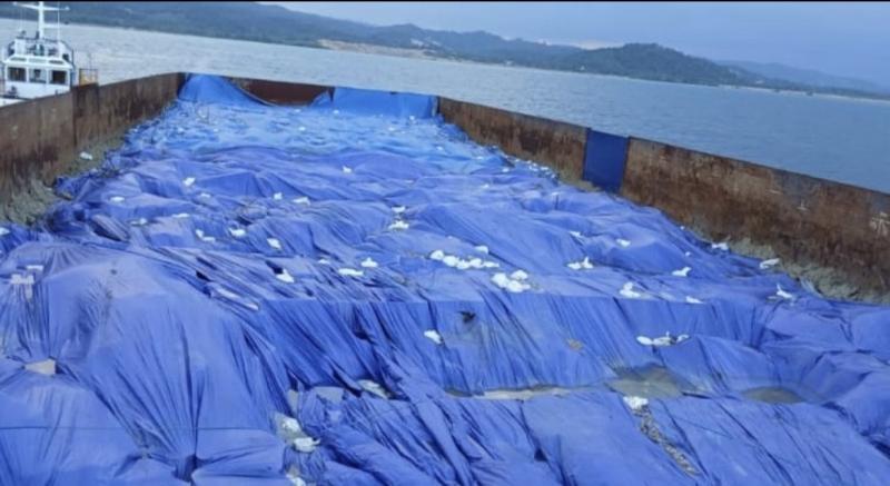 KRI Tongkol-813 Amankan Kapal Pengangkut Limbah B3 di Selat Tioro