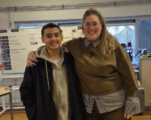 Docent Sabine Bakker begeleidt Rayhan Cornelis Vandennoort tijdens studie aan Taalcentrum in Nederland