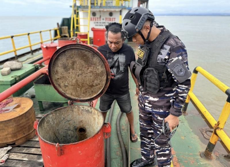  TNI AL Gagalkan Dugaan Distribusi BBM Ilegal di Perairan Makassar, Dua Kapal dan Tujuh Mobil Tangki Diamankan