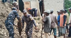 TNI AL dan Koramil Nusa Penida Gelar Karya Bakti Tanggap Longsor di Banjar Buah