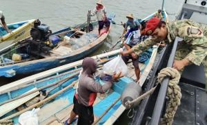 Kopaska TNI AL Rayakan HUT ke-64 Gelar Aksi Sosial di Laut, Bagikan Sembako untuk Nelayan