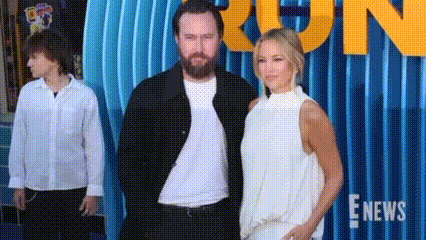  Kate Hudson Tampil Kompak dengan Sang Putra di Karpet Merah Premier Netflix 