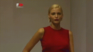 Gaya Minimalis Berstruktur Warnai Koleksi Spring/Summer 1995 di Milan Fashion Week