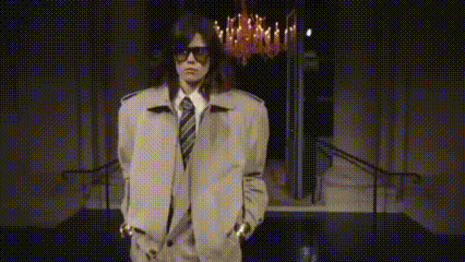  Saint Laurent SS 2025: Elegansi Terkendali di Tengah Hujan Paris