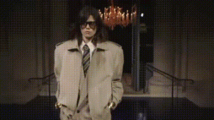  Saint Laurent SS 2025: Elegansi Terkendali di Tengah Hujan Paris