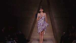  Runway Futuristik 2026: Aksi Fashion Penuh Energi, Romantis, dan Eksperimental