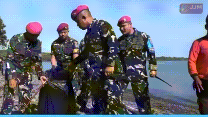  Marinir Pasmar 2 Bersih-Bersih Pantai Situbondo, Wujud Kepedulian Lingkungan dan Sosial