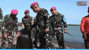  Marinir Pasmar 2 Bersih-Bersih Pantai Situbondo, Wujud Kepedulian Lingkungan dan Sosial