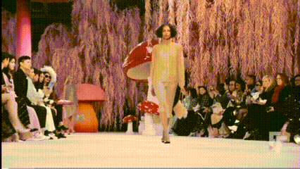 Matthieu Blazy Suguhkan Visi Haute Couture Futuristik di Paris Fashion Week 2026