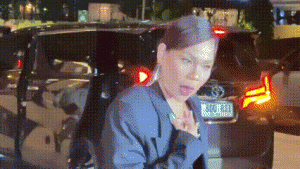 Melanie Ricardo Antusias di Resepsi El Rumi–Syifa Hadju