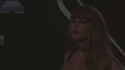     Taylor Swift Tampil Glamor Saat Dinner Keluarga di New York, Absennya Travis Kelce Jadi Sorotan