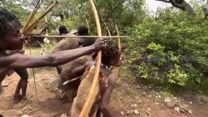  Bertahan Hidup Tanpa Dunia Modern, Suku Pemburu Tanzania Ini Masih Jalani Tradisi Ribuan Tahun