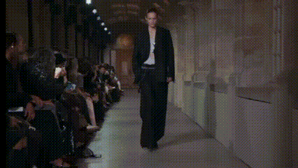  Victoria Beckham Tampil Elegan di Paris Fashion Week Lewat Koleksi Spring/Summer 2026