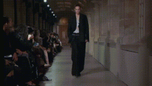  Victoria Beckham Tampil Elegan di Paris Fashion Week Lewat Koleksi Spring/Summer 2026