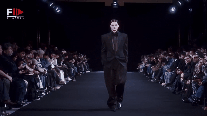  Juun.J Tabrak Batas Tailoring Klasik dengan Siluet Ekstrem dan Nuansa Utility Futuristik 