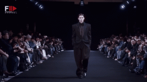  Juun.J Tabrak Batas Tailoring Klasik dengan Siluet Ekstrem dan Nuansa Utility Futuristik