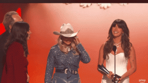  Tangis Haru Pecah di Panggung Country Music, Luke dan Rekan Rayakan Kesuksesan Lagu Viral yang Tak Pernah Mereka Bayangkan