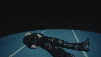TAEYANG Rilis MV “LIVE FAST DIE SLOW”, Tampilkan Energi Comeback Penuh Emosi