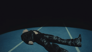 TAEYANG Rilis MV “LIVE FAST DIE SLOW”, Tampilkan Energi Comeback Penuh Emosi
