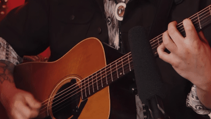 Lainey Wilson Rilis “Sally, When The Wine Runs Out”, Lagu Country Penuh Luka dan Romansa Malam