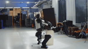  Boston Dynamics Perlihatkan Kemampuan Baru Robot Atlas Angkat Lemari Pendingin dengan AI