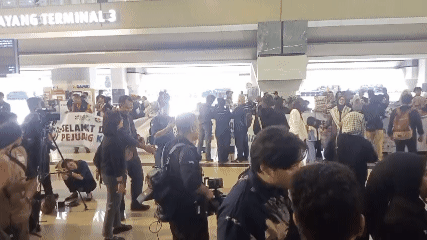 Media dan Keluarga Padati Kedatangan Internasional Sambut Relawan Global Sumud Flotilla 2.0