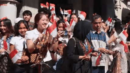  “Prabowo Diserbu WNI di Paris: Tangis Haru Pecah, Mahasiswa Indonesia Berebut Momen Langka Bersama Presiden”