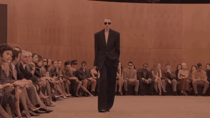  Saint Laurent Tampil Dramatis di Paris Fashion Week, Anthony Vaccarello Suguhkan Elegansi Gelap nan Sensual