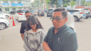  Fuji Datangi Polres Metro Jakarta Selatan Bersama Tim Kuasa Hukum Sandy Arifin, Serahkan Bukti Tambahan