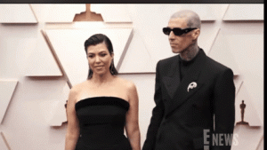  Kourtney Kardashian dan Travis Barker Rayakan 4 Tahun Pernikahan dengan Cincin Romantis Bertema Tengkorak