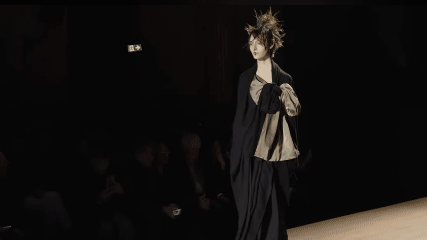 Yohji Yamamoto Hadirkan Elegansi Gelap nan Artistik di Paris Fashion Week 2026