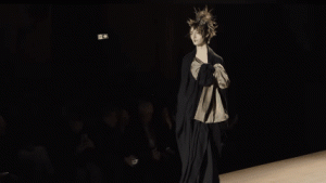 Yohji Yamamoto Hadirkan Elegansi Gelap nan Artistik di Paris Fashion Week 2026