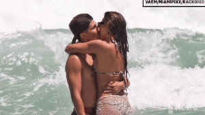  Liburan Romantis di Miami, Jessica Alba Makin Mesra dengan Danny Ramirez