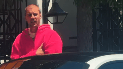 Justin Bieber Saat di Beverly Hills Melayani Fans untuk Berfoto
