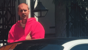 Justin Bieber Saat di Beverly Hills Melayani Fans untuk Berfoto
