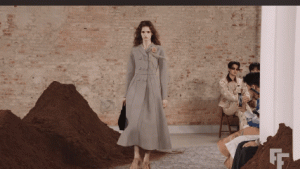  Moschino Fall/Winter 2026/2027: Adrian Appiolaza Rayakan Akar Argentina Lewat “La Extraña Muchacha”