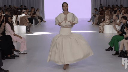  Helena Tampilkan Gaun Pengantin Fleksibel dan Elegan di Barcelona Bridal Fashion Week 2026