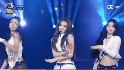  MEOVV Tampil Penuh Percaya Diri dengan “In My Hands” di M Countdown X Mega Concert