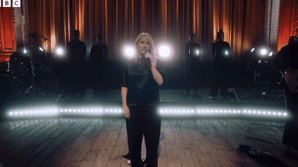  Ellie Goulding Bawakan “Black Prada Dress” dengan Penuh Emosi di Later… with Jools Holland